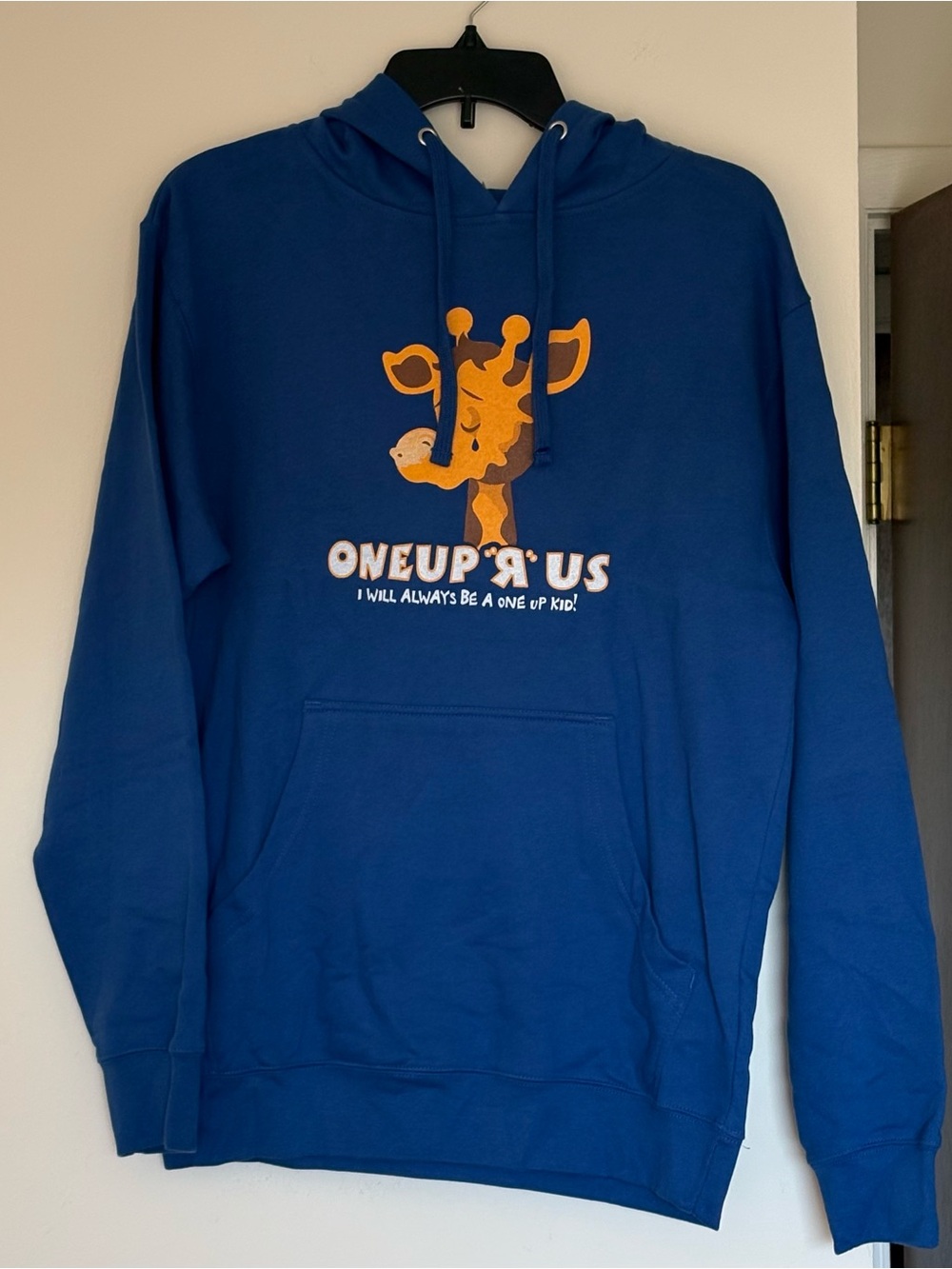Retro Nostalgia Toys R Us Parody Crying Giraffe Graphic Pullover Hoodie Size S